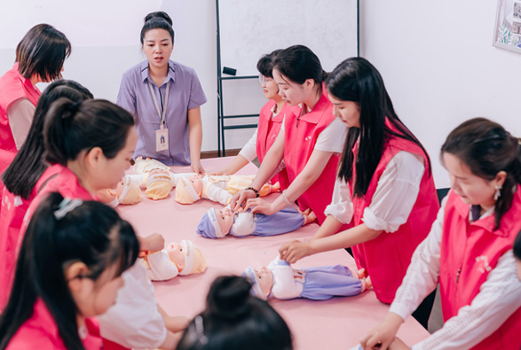 家政育婴师：全方位照顾，让宝宝健康成长